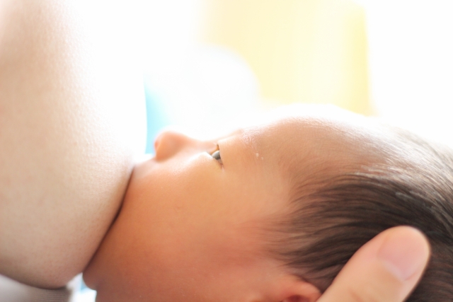 産後母乳育児は肩の痛みを引き起こす？